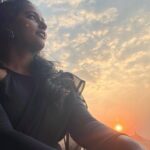 Megha Thomas Instagram - Yeh shaam mastani, Madahosh kiye jayein, Mujhe dor koe khinche, Tere or liye jayein . . . 📸 - @parummaa umma tangu♥️ Beautiful Earing - @peekaboothestore 🌸🪶 #eveningvibes #sunset #potraits #happy #noplan #bestplan #nofilter Kochi, India