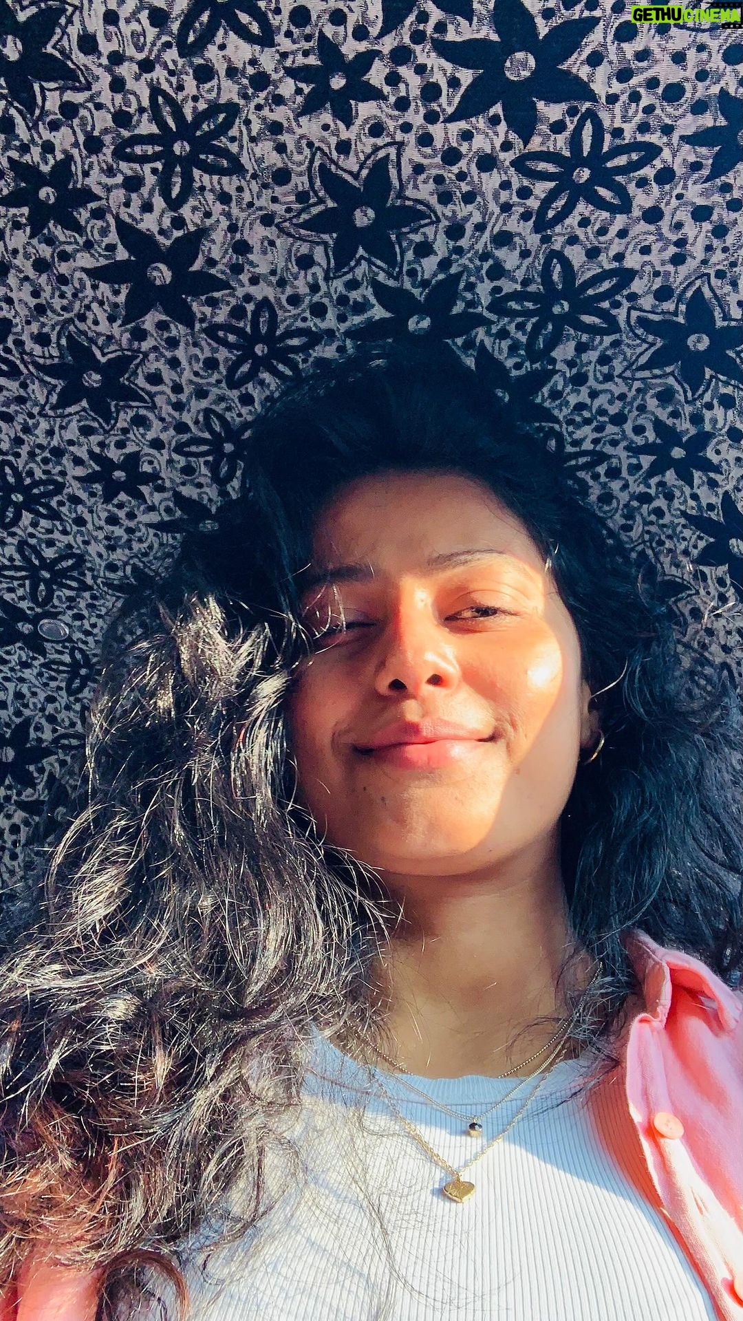 Megha Thomas Instagram - जाना था कहीं ओर, चले गए कहीं ओर है। दूर नहीं, पर ज़रा सा खो गये हैं। अब वो पुकार सुनाई नही देती, हम तो बस उस आवाज़ कि ओर खो चले हैं । #wonderer #inwonderland #seekingthestars #khogayehumkahan #rango #duniya #lostandfound #lostanddontwanttobefound #travel #farfaraway #reelsinstagram #reels #reelsvideo #video #reelsindia #reel #reelit #ilikeit #fun #song #songs #songvideo #songvideos #tadaa #tata #bye #byebye #bubbie #go #justgo Lost and Found