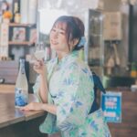 Megu Sakuragawa Instagram - #紫陽花櫻 撮影時の裏話🤫 撮影のためにグラスに注いでいただいたお酒をほんのひと口だけいただいたんですけど、あまりにも後を引く美味しさだったので、室内での撮影が終わった途端にぐいっと速攻で飲み干してしまいました🥴 その後、外での撮影場所への道中の私はいつにも増して饒舌でした笑 ですので、この写真は美味しいものを口にした時のリアルな表情なんですよ！ 櫻川めぐプロデュース日本酒 『真上 紫陽花櫻（しんじょう あじさいざくら）』 先着230本 限定販売中 https://store.sakestreet.com/products/shinjo-ajisaizakura-2022by
