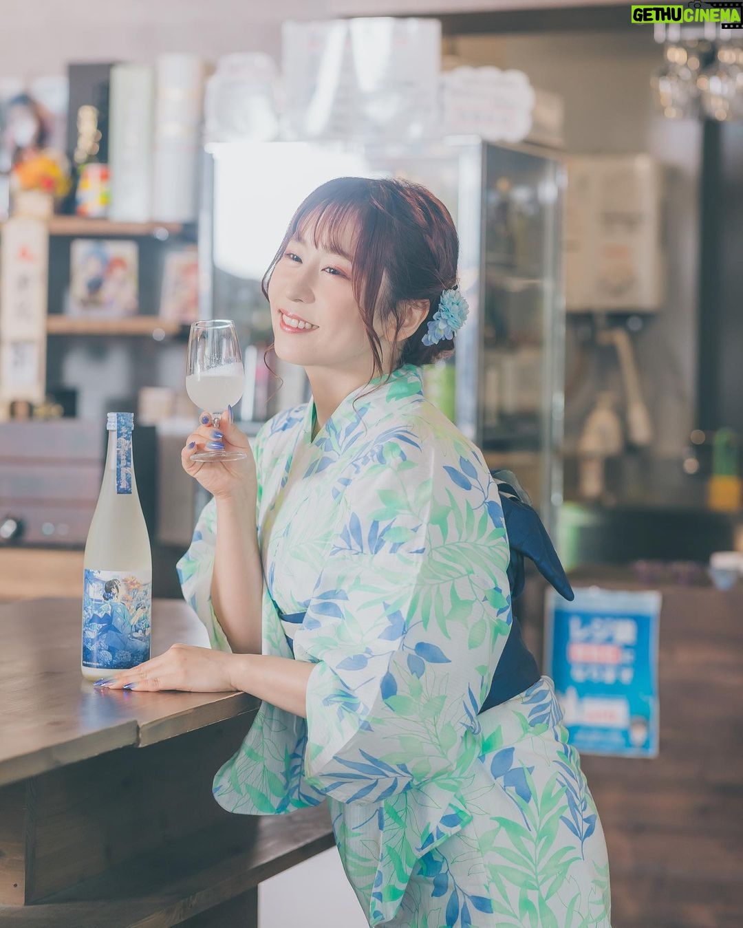 Megu Sakuragawa Instagram - #紫陽花櫻 撮影時の裏話🤫 撮影のためにグラスに注いでいただいたお酒をほんのひと口だけいただいたんですけど、あまりにも後を引く美味しさだったので、室内での撮影が終わった途端にぐいっと速攻で飲み干してしまいました🥴 その後、外での撮影場所への道中の私はいつにも増して饒舌でした笑 ですので、この写真は美味しいものを口にした時のリアルな表情なんですよ! 櫻川めぐプロデュース日本酒 『真上 紫陽花櫻(しんじょう あじさいざくら)』 先着230本 限定販売中 https://store.sakestreet.com/products/shinjo-ajisaizakura-2022by