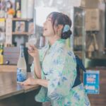 Megu Sakuragawa Instagram - #紫陽花櫻 撮影時の裏話🤫 撮影のためにグラスに注いでいただいたお酒をほんのひと口だけいただいたんですけど、あまりにも後を引く美味しさだったので、室内での撮影が終わった途端にぐいっと速攻で飲み干してしまいました🥴 その後、外での撮影場所への道中の私はいつにも増して饒舌でした笑 ですので、この写真は美味しいものを口にした時のリアルな表情なんですよ！ 櫻川めぐプロデュース日本酒 『真上 紫陽花櫻（しんじょう あじさいざくら）』 先着230本 限定販売中 https://store.sakestreet.com/products/shinjo-ajisaizakura-2022by