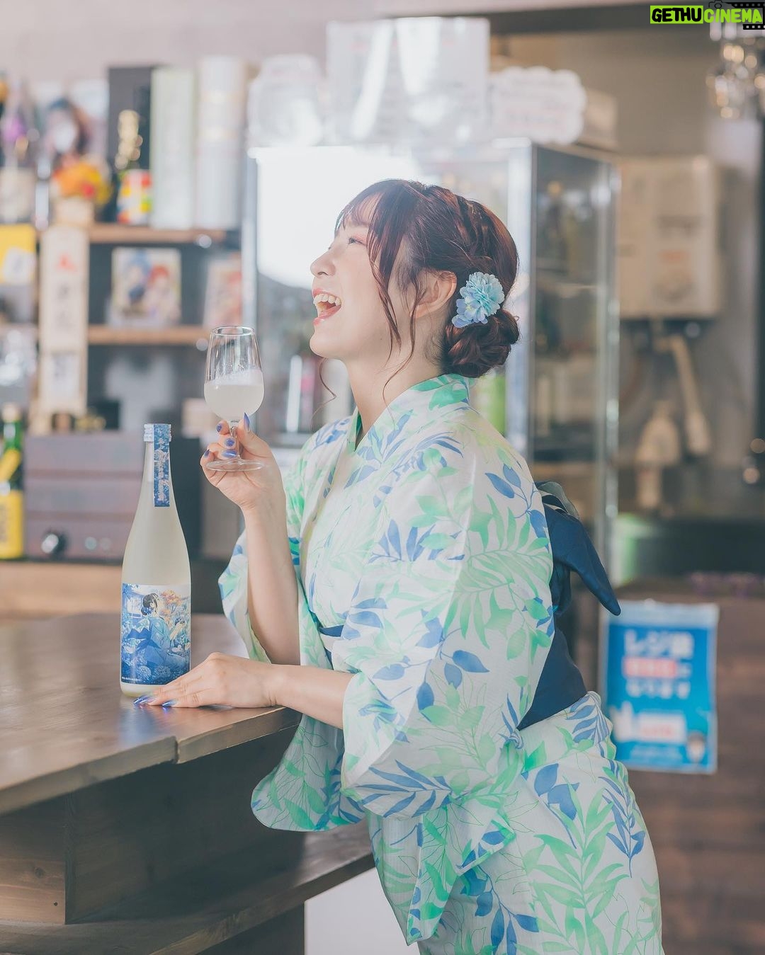 Megu Sakuragawa Instagram - #紫陽花櫻 撮影時の裏話🤫 撮影のためにグラスに注いでいただいたお酒をほんのひと口だけいただいたんですけど、あまりにも後を引く美味しさだったので、室内での撮影が終わった途端にぐいっと速攻で飲み干してしまいました🥴 その後、外での撮影場所への道中の私はいつにも増して饒舌でした笑 ですので、この写真は美味しいものを口にした時のリアルな表情なんですよ! 櫻川めぐプロデュース日本酒 『真上 紫陽花櫻(しんじょう あじさいざくら)』 先着230本 限定販売中 https://store.sakestreet.com/products/shinjo-ajisaizakura-2022by