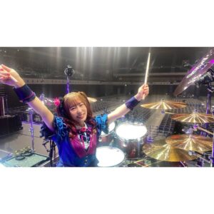 Megu Sakuragawa Instagram - #バンドリ10thライブ
DAY1 : Roselia #ゾンネンシャイン

有明アリーナとドラムとあこです😈