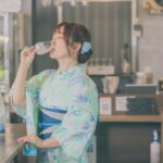 Megu Sakuragawa Instagram - #紫陽花櫻 撮影時の裏話🤫 撮影のためにグラスに注いでいただいたお酒をほんのひと口だけいただいたんですけど、あまりにも後を引く美味しさだったので、室内での撮影が終わった途端にぐいっと速攻で飲み干してしまいました🥴 その後、外での撮影場所への道中の私はいつにも増して饒舌でした笑 ですので、この写真は美味しいものを口にした時のリアルな表情なんですよ！ 櫻川めぐプロデュース日本酒 『真上 紫陽花櫻（しんじょう あじさいざくら）』 先着230本 限定販売中 https://store.sakestreet.com/products/shinjo-ajisaizakura-2022by