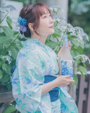 Megu Sakuragawa Instagram - 私が“さくらがわ応援大使”を務めます茨城県桜川市の酒蔵 村井醸造さんとのコラボレーション

日本酒「真上 紫陽花櫻（しんじょう あじさいざくら）」

発売決定&注文開始です！

念願の地元とのコラボということでとても嬉しいです。

いっぱい素敵なお写真を撮っていただきましたし、オフショットもありますので、これから久しぶりにインスタも頑張って投稿していきたいと思います😉

先着限定販売なのでご注文はお早めに。

ご注文はこちら
▶️ https://store.sakestreet.com/products/shinjo-ajisaizakura-2022by