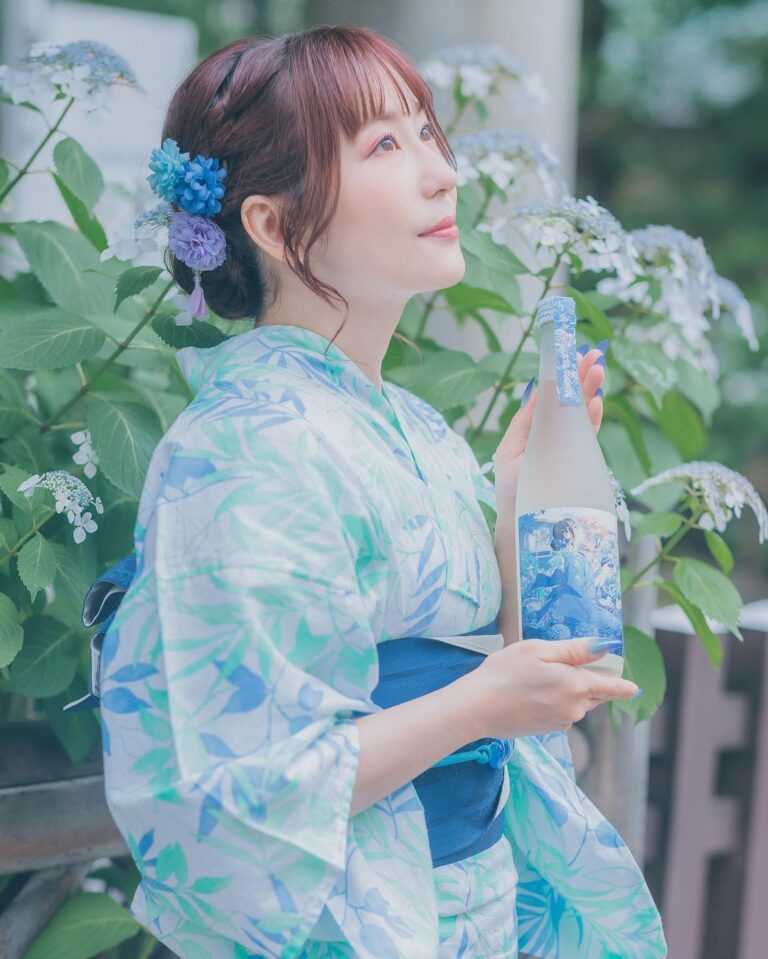 Megu Sakuragawa Instagram - 私が“さくらがわ応援大使”を務めます茨城県桜川市の酒蔵 村井醸造さんとのコラボレーション 日本酒「真上 紫陽花櫻（しんじょう あじさいざくら）」 発売決定&注文開始です！ 念願の地元とのコラボということでとても嬉しいです。 いっぱい素敵なお写真を撮っていただきましたし、オフショットもありますので、これから久しぶりにインスタも頑張って投稿していきたいと思います😉 先着限定販売なのでご注文はお早めに。 ご注文はこちら ▶️ https://store.sakestreet.com/products/shinjo-ajisaizakura-2022by