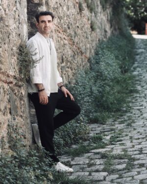 Mehmet Yılmaz Ak Instagram - @asumaro ile yaptığımız röportaj @milliyet_sanat haziran sayısında🪶📸 @ozanguzelce 😇🙏🏻
