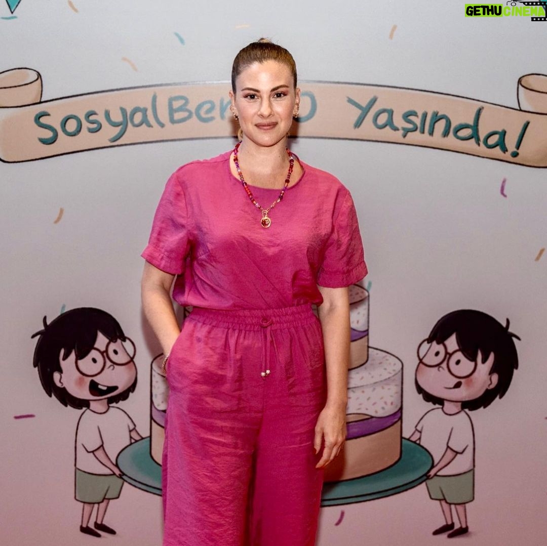 Melis Babadağ Instagram - 12 yıldır sahada gönüllüsü, masada destekçisi, danışma kurulu üyesi derken, YK üyesi olarak içinde yer almaktan gurur duyduğum @sosyalben Vakfı 10 yaşında. Bu çocuğu binlerce kişi birlikte büyüttük. Çoğalarak nice yıllarımız olsun 🙏🏻 #sosyalben10yaşinda