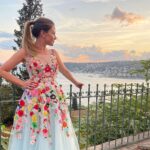 Melis Babadağ Instagram - Ben ve Benim gerçek hayattaki Güzel Ailem ♥️ Canım @aylinyilmazhautecouture ciğimin ince tasarımıyla🌺🙏🏻