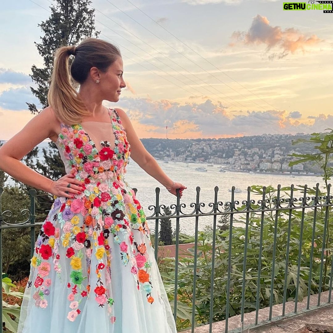 Melis Babadağ Instagram - Ben ve Benim gerçek hayattaki Güzel Ailem ♥️ Canım @aylinyilmazhautecouture ciğimin ince tasarımıyla🌺🙏🏻
