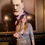 Melis Babadağ Instagram - 40. Yaşım 🥰 🙏🏻 Flu ve gerçek anlar, sevdiklerim, Freud ve ben. 🙏🏻 Brasserie Noir