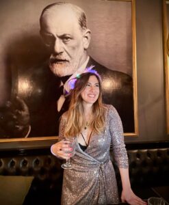 Melis Babadağ Instagram - 40. Yaşım 🥰 🙏🏻 Flu ve gerçek anlar, sevdiklerim, Freud ve ben. 🙏🏻 Brasserie Noir