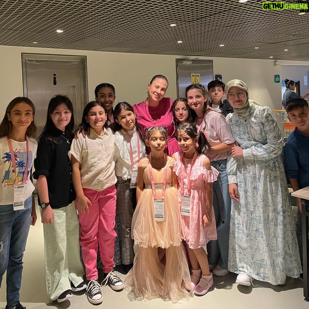 Melis Babadağ Instagram - 12 yıldır sahada gönüllüsü, masada destekçisi, danışma kurulu üyesi derken, YK üyesi olarak içinde yer almaktan gurur duyduğum @sosyalben Vakfı 10 yaşında. Bu çocuğu binlerce kişi birlikte büyüttük. Çoğalarak nice yıllarımız olsun 🙏🏻 #sosyalben10yaşinda