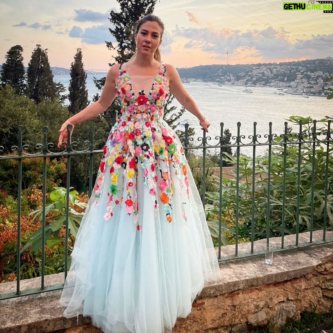 Melis Babadağ Instagram - Ben ve Benim gerçek hayattaki Güzel Ailem ♥️ Canım @aylinyilmazhautecouture ciğimin ince tasarımıyla🌺🙏🏻