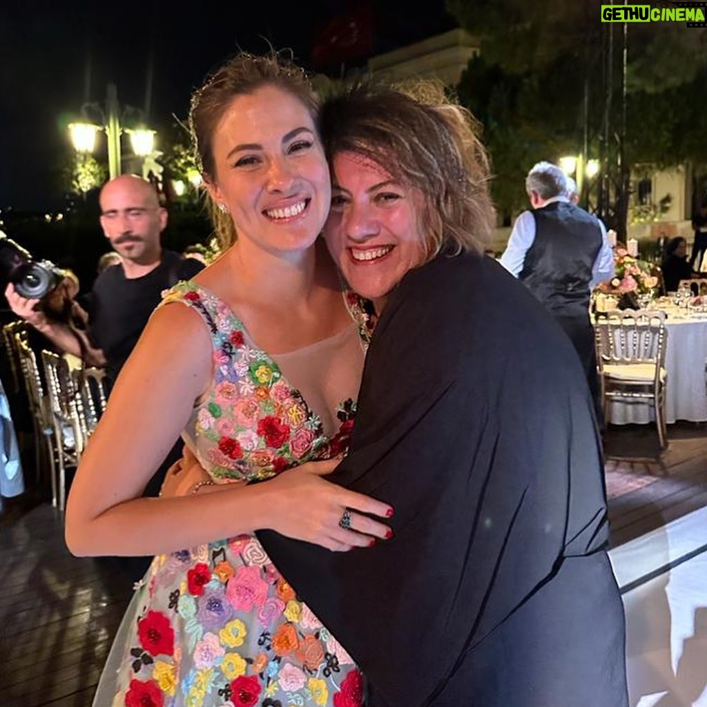 Melis Babadağ Instagram - Ben ve Benim gerçek hayattaki Güzel Ailem ♥️ Canım @aylinyilmazhautecouture ciğimin ince tasarımıyla🌺🙏🏻