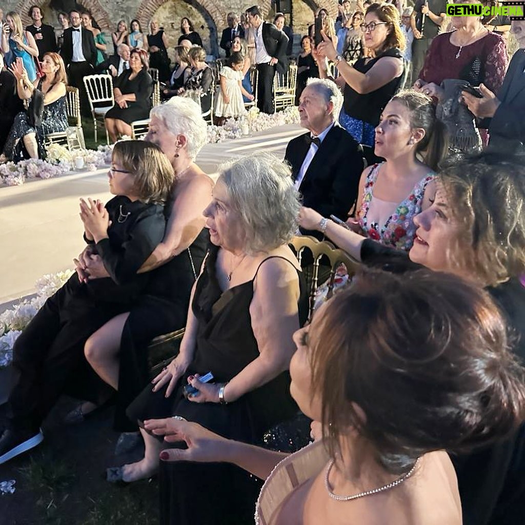 Melis Babadağ Instagram - Ben ve Benim gerçek hayattaki Güzel Ailem ♥️ Canım @aylinyilmazhautecouture ciğimin ince tasarımıyla🌺🙏🏻