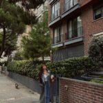 Melis Tüzüngüç Instagram - en sevdiğim havalar geldi ve ben gökyüzünün rengiyle uyumlandım🩶 bu eylül'ü @defacto ile beraber uğurluyoruz🍂 kahve keyiflerinizi şık bi hale getirmek için defacto dış giyim koleksiyonunda çok hoş parçalar var🤎 #işbirliği