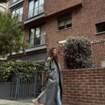 Melis Tüzüngüç Instagram - en sevdiğim havalar geldi ve ben gökyüzünün rengiyle uyumlandım🩶 bu eylül'ü @defacto ile beraber uğurluyoruz🍂 kahve keyiflerinizi şık bi hale getirmek için defacto dış giyim koleksiyonunda çok hoş parçalar var🤎 #işbirliği