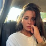 Melis Tüzüngüç Instagram - yine kafamın içi gibi bi postmuş. bi de hayat, benle güldüğün kadar anlamlıymış🤷🏻‍♀️