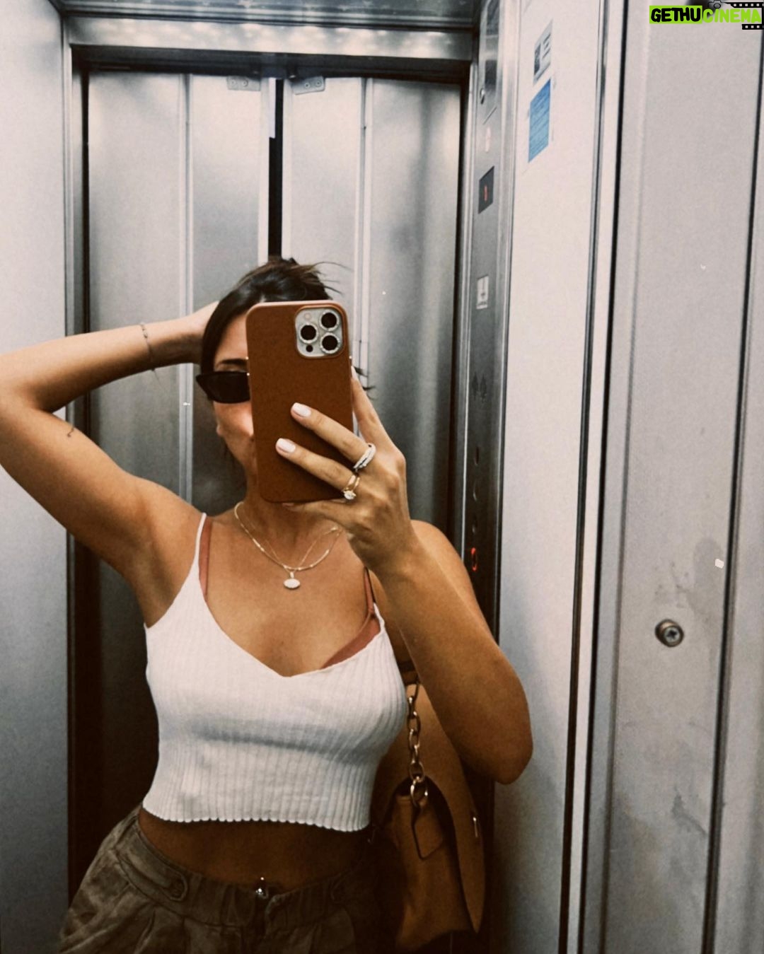 Melis Tüzüngüç Instagram - yine kafamın içi gibi bi postmuş. bi de hayat, benle güldüğün kadar anlamlıymış🤷🏻♀️