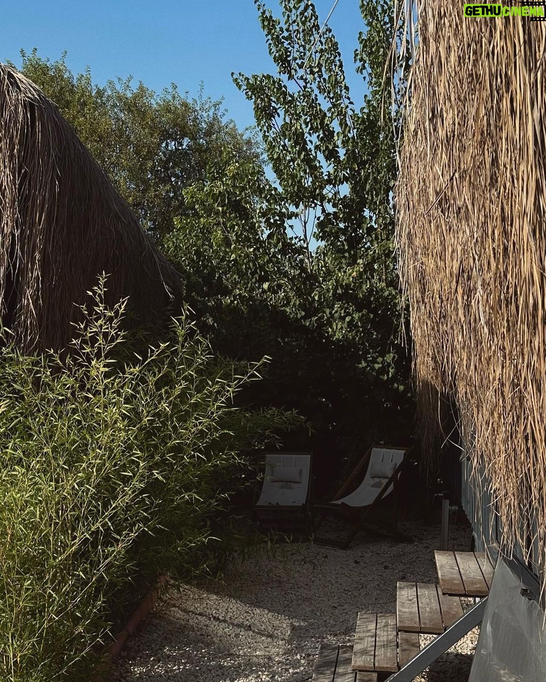 Melis Tüzüngüç Instagram - içimde sürekli uçuyorum. inandığım ne varsa yanımda taşıyorum. çıktığım/döndüğüm her yolda biraz daha kendime varıyorum🌬️