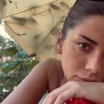 Melis Tüzüngüç Instagram - içimde sürekli uçuyorum. inandığım ne varsa yanımda taşıyorum. çıktığım/döndüğüm her yolda biraz daha kendime varıyorum🌬️