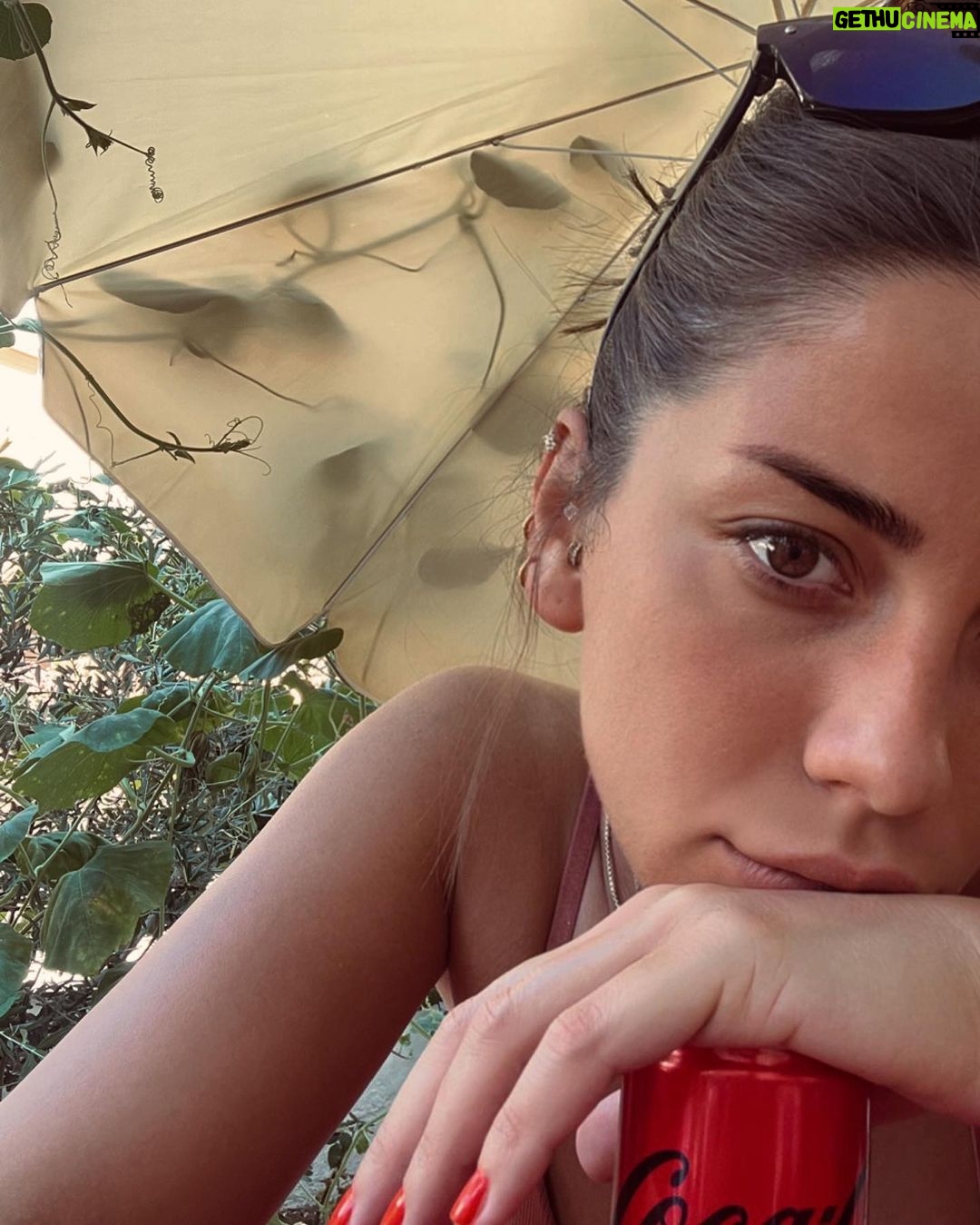 Melis Tüzüngüç Instagram - içimde sürekli uçuyorum. inandığım ne varsa yanımda taşıyorum. çıktığım/döndüğüm her yolda biraz daha kendime varıyorum🌬️