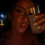 Melis Tüzüngüç Instagram - içimde sürekli uçuyorum. inandığım ne varsa yanımda taşıyorum. çıktığım/döndüğüm her yolda biraz daha kendime varıyorum🌬️