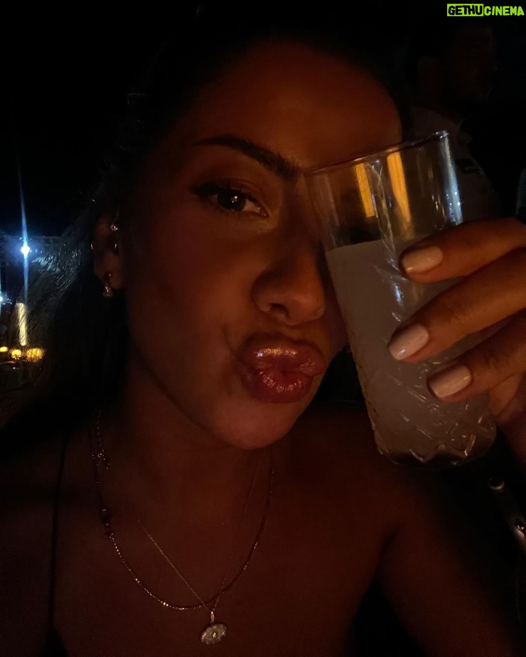Melis Tüzüngüç Instagram - içimde sürekli uçuyorum. inandığım ne varsa yanımda taşıyorum. çıktığım/döndüğüm her yolda biraz daha kendime varıyorum🌬️