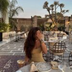 Melis Tüzüngüç Instagram - şurdan bi yaz akşamı uzatırsanız☀️