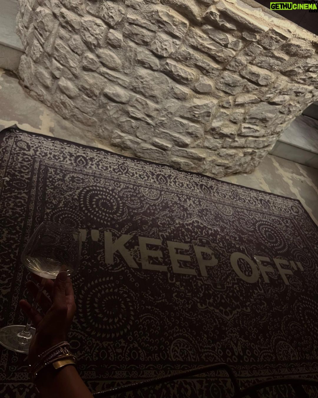 Melis Tüzüngüç Instagram - şurdan bi yaz akşamı uzatırsanız☀️