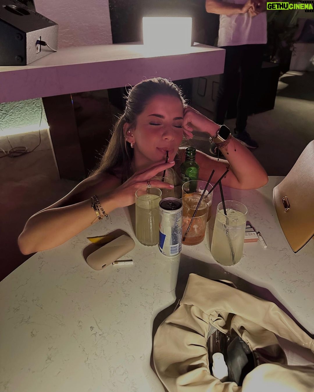 Melis Tüzüngüç Instagram - her şey çok hızlı vuku buluyor şoför beyyy🤸🏽♀️