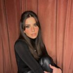 Melis Tüzüngüç Instagram - her duygunun sağından, solundan, kıyısından geçerek, ama en çok derine inerek, zaten anca derinde nefes alarak var olmayı seviyorum. bazen tam hizzadan, bazen yalpalayarak, mümkünse çok severek, çok sevilerek gidiyor yol. hep gönül almaktan bahsederler. gönlü teslim etmek de bi hüner. niyetlisiysen, her şeyin makulce mümkünleşebilir. sen öyle dedin ya, öyle olur o. yüreğine yayılmış herhangi bi acıya tekabül desi yok. bazen de ruhun hafif, gönlün kelebek. fazlasıyla, noksanıyla, apar topar da oluyor, usul usul da. olsun denen, hep oluyor; olsun.. o müzik sürekli dönüyor içerde. en azından benimki susmuyor. kimi zaman 'çok bağırıyor', kimi zaman sen duymuyorsun. kimi zaman yanlış tondan giriyorsun ama ritmi yakalıyorsun. kimi zaman köprü yıkılıyor, kimi zaman nakarat yetiyor. an'lar birikince ömür oluyor be işte. ne yaşanıyorsa, yaşansın diye ya zaten. güzel sözü, güzel bakışı, güzel anlaşmayı, güzel sevilmeyi şöyle kenara ayırdık. öyle olunca dibini sıyırıyorum, tabakta bırakmıyorum. hayatta tek bi lezzet var, ben onu ziyan etmiyorum. her iyinin kıymetini bildiğim, içime atmaya meylettirmeyen, ağladığımı da sevdiğimi de güldüğümü de doya doya yaşadığım bi yıl diliyorum. gerçek olsun, olur mu? olsun.. bana değen, yolu bana çıkacak her şey gerçek olsun. öylesine, ben dedim diye, yeri geldi diye olmasın. misafirim yoldayken çayı demlerim ben. kapıda karşılar, boynuna atlarım. sen şöyle şu taraftan içeri buyur yeni yıl. elin ister boş olsun, ister dolu; çamurlu ayaklarınla girme içeri, yeter. gel, hep gerçek kalalım. olur mu?