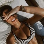 Melis Tüzüngüç Instagram - mumlar sabır olsun, gök yüzü niyeti söylesin. bana kendini hayretle izleten ve yüzümde muhakkak yansımasını taşıdığım her şeyi seviyorum. ve sonra coşmuş sardunyalara anlatıyorum gördüklerimi. iyi ki bakıyorum.