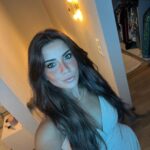 Melis Tüzüngüç Instagram - mumlar sabır olsun, gök yüzü niyeti söylesin. bana kendini hayretle izleten ve yüzümde muhakkak yansımasını taşıdığım her şeyi seviyorum. ve sonra coşmuş sardunyalara anlatıyorum gördüklerimi. iyi ki bakıyorum.