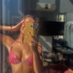 Melis Tüzüngüç Instagram - mumlar sabır olsun, gök yüzü niyeti söylesin. bana kendini hayretle izleten ve yüzümde muhakkak yansımasını taşıdığım her şeyi seviyorum. ve sonra coşmuş sardunyalara anlatıyorum gördüklerimi. iyi ki bakıyorum.