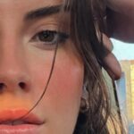 Melis Tüzüngüç Instagram - mumlar sabır olsun, gök yüzü niyeti söylesin. bana kendini hayretle izleten ve yüzümde muhakkak yansımasını taşıdığım her şeyi seviyorum. ve sonra coşmuş sardunyalara anlatıyorum gördüklerimi. iyi ki bakıyorum.
