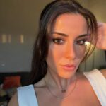 Melis Tüzüngüç Instagram - for a moment face to face👁️