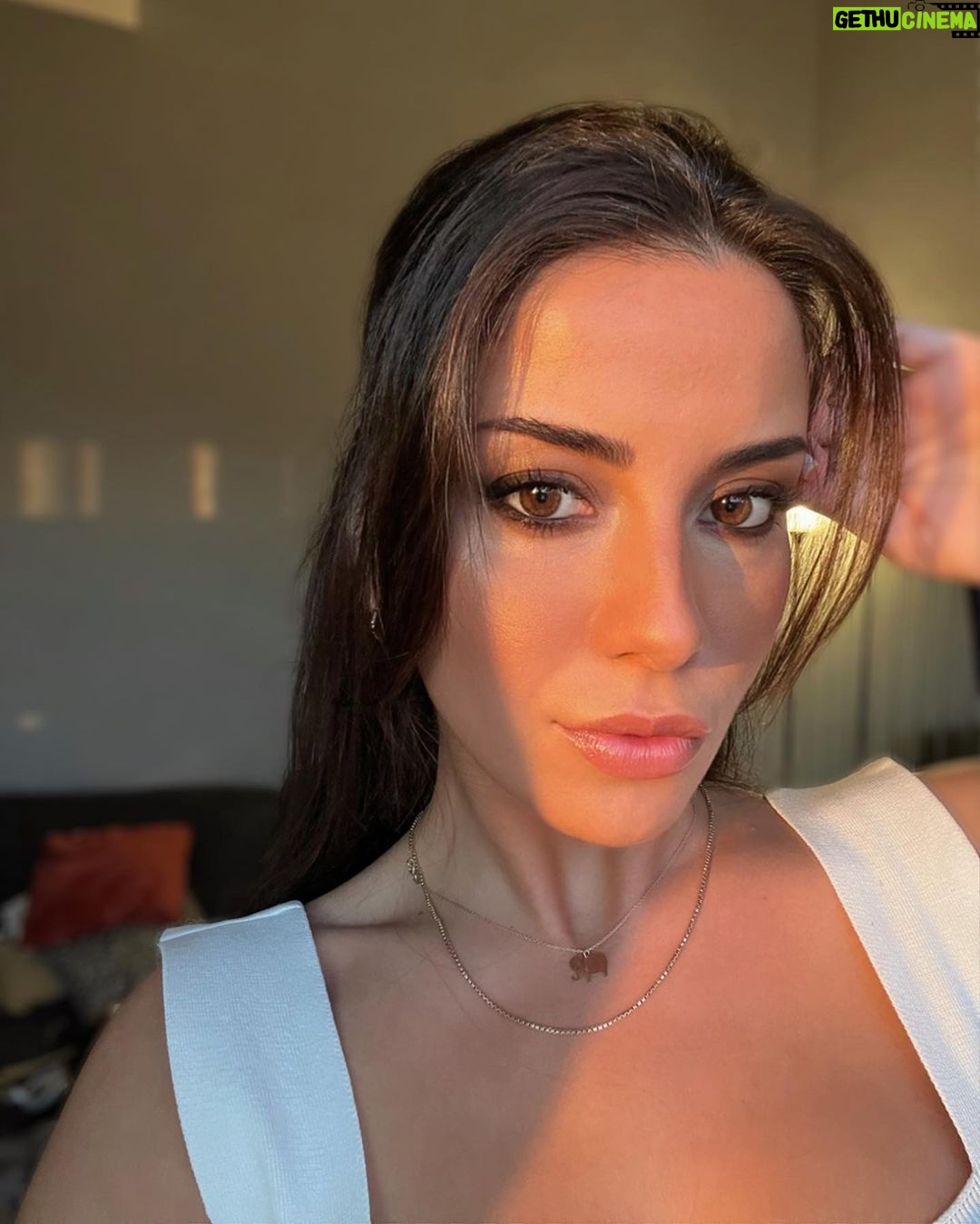Melis Tüzüngüç Instagram - for a moment face to face👁️