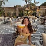 Melis Tüzüngüç Instagram - şurdan bi yaz akşamı uzatırsanız☀️