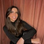 Melis Tüzüngüç Instagram - her duygunun sağından, solundan, kıyısından geçerek, ama en çok derine inerek, zaten anca derinde nefes alarak var olmayı seviyorum. bazen tam hizzadan, bazen yalpalayarak, mümkünse çok severek, çok sevilerek gidiyor yol. hep gönül almaktan bahsederler. gönlü teslim etmek de bi hüner. niyetlisiysen, her şeyin makulce mümkünleşebilir. sen öyle dedin ya, öyle olur o. yüreğine yayılmış herhangi bi acıya tekabül desi yok. bazen de ruhun hafif, gönlün kelebek. fazlasıyla, noksanıyla, apar topar da oluyor, usul usul da. olsun denen, hep oluyor; olsun.. o müzik sürekli dönüyor içerde. en azından benimki susmuyor. kimi zaman 'çok bağırıyor', kimi zaman sen duymuyorsun. kimi zaman yanlış tondan giriyorsun ama ritmi yakalıyorsun. kimi zaman köprü yıkılıyor, kimi zaman nakarat yetiyor. an'lar birikince ömür oluyor be işte. ne yaşanıyorsa, yaşansın diye ya zaten. güzel sözü, güzel bakışı, güzel anlaşmayı, güzel sevilmeyi şöyle kenara ayırdık. öyle olunca dibini sıyırıyorum, tabakta bırakmıyorum. hayatta tek bi lezzet var, ben onu ziyan etmiyorum. her iyinin kıymetini bildiğim, içime atmaya meylettirmeyen, ağladığımı da sevdiğimi de güldüğümü de doya doya yaşadığım bi yıl diliyorum. gerçek olsun, olur mu? olsun.. bana değen, yolu bana çıkacak her şey gerçek olsun. öylesine, ben dedim diye, yeri geldi diye olmasın. misafirim yoldayken çayı demlerim ben. kapıda karşılar, boynuna atlarım. sen şöyle şu taraftan içeri buyur yeni yıl. elin ister boş olsun, ister dolu; çamurlu ayaklarınla girme içeri, yeter. gel, hep gerçek kalalım. olur mu?