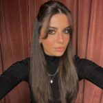 Melis Tüzüngüç Instagram - her duygunun sağından, solundan, kıyısından geçerek, ama en çok derine inerek, zaten anca derinde nefes alarak var olmayı seviyorum. bazen tam hizzadan, bazen yalpalayarak, mümkünse çok severek, çok sevilerek gidiyor yol. hep gönül almaktan bahsederler. gönlü teslim etmek de bi hüner. niyetlisiysen, her şeyin makulce mümkünleşebilir. sen öyle dedin ya, öyle olur o. yüreğine yayılmış herhangi bi acıya tekabül desi yok. bazen de ruhun hafif, gönlün kelebek. fazlasıyla, noksanıyla, apar topar da oluyor, usul usul da. olsun denen, hep oluyor; olsun.. o müzik sürekli dönüyor içerde. en azından benimki susmuyor. kimi zaman 'çok bağırıyor', kimi zaman sen duymuyorsun. kimi zaman yanlış tondan giriyorsun ama ritmi yakalıyorsun. kimi zaman köprü yıkılıyor, kimi zaman nakarat yetiyor. an'lar birikince ömür oluyor be işte. ne yaşanıyorsa, yaşansın diye ya zaten. güzel sözü, güzel bakışı, güzel anlaşmayı, güzel sevilmeyi şöyle kenara ayırdık. öyle olunca dibini sıyırıyorum, tabakta bırakmıyorum. hayatta tek bi lezzet var, ben onu ziyan etmiyorum. her iyinin kıymetini bildiğim, içime atmaya meylettirmeyen, ağladığımı da sevdiğimi de güldüğümü de doya doya yaşadığım bi yıl diliyorum. gerçek olsun, olur mu? olsun.. bana değen, yolu bana çıkacak her şey gerçek olsun. öylesine, ben dedim diye, yeri geldi diye olmasın. misafirim yoldayken çayı demlerim ben. kapıda karşılar, boynuna atlarım. sen şöyle şu taraftan içeri buyur yeni yıl. elin ister boş olsun, ister dolu; çamurlu ayaklarınla girme içeri, yeter. gel, hep gerçek kalalım. olur mu?