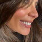 Melis Tüzüngüç Instagram - her duygunun sağından, solundan, kıyısından geçerek, ama en çok derine inerek, zaten anca derinde nefes alarak var olmayı seviyorum. bazen tam hizzadan, bazen yalpalayarak, mümkünse çok severek, çok sevilerek gidiyor yol. hep gönül almaktan bahsederler. gönlü teslim etmek de bi hüner. niyetlisiysen, her şeyin makulce mümkünleşebilir. sen öyle dedin ya, öyle olur o. yüreğine yayılmış herhangi bi acıya tekabül desi yok. bazen de ruhun hafif, gönlün kelebek. fazlasıyla, noksanıyla, apar topar da oluyor, usul usul da. olsun denen, hep oluyor; olsun.. o müzik sürekli dönüyor içerde. en azından benimki susmuyor. kimi zaman 'çok bağırıyor', kimi zaman sen duymuyorsun. kimi zaman yanlış tondan giriyorsun ama ritmi yakalıyorsun. kimi zaman köprü yıkılıyor, kimi zaman nakarat yetiyor. an'lar birikince ömür oluyor be işte. ne yaşanıyorsa, yaşansın diye ya zaten. güzel sözü, güzel bakışı, güzel anlaşmayı, güzel sevilmeyi şöyle kenara ayırdık. öyle olunca dibini sıyırıyorum, tabakta bırakmıyorum. hayatta tek bi lezzet var, ben onu ziyan etmiyorum. her iyinin kıymetini bildiğim, içime atmaya meylettirmeyen, ağladığımı da sevdiğimi de güldüğümü de doya doya yaşadığım bi yıl diliyorum. gerçek olsun, olur mu? olsun.. bana değen, yolu bana çıkacak her şey gerçek olsun. öylesine, ben dedim diye, yeri geldi diye olmasın. misafirim yoldayken çayı demlerim ben. kapıda karşılar, boynuna atlarım. sen şöyle şu taraftan içeri buyur yeni yıl. elin ister boş olsun, ister dolu; çamurlu ayaklarınla girme içeri, yeter. gel, hep gerçek kalalım. olur mu?