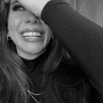 Melis Tüzüngüç Instagram - her duygunun sağından, solundan, kıyısından geçerek, ama en çok derine inerek, zaten anca derinde nefes alarak var olmayı seviyorum. bazen tam hizzadan, bazen yalpalayarak, mümkünse çok severek, çok sevilerek gidiyor yol. hep gönül almaktan bahsederler. gönlü teslim etmek de bi hüner. niyetlisiysen, her şeyin makulce mümkünleşebilir. sen öyle dedin ya, öyle olur o. yüreğine yayılmış herhangi bi acıya tekabül desi yok. bazen de ruhun hafif, gönlün kelebek. fazlasıyla, noksanıyla, apar topar da oluyor, usul usul da. olsun denen, hep oluyor; olsun.. o müzik sürekli dönüyor içerde. en azından benimki susmuyor. kimi zaman 'çok bağırıyor', kimi zaman sen duymuyorsun. kimi zaman yanlış tondan giriyorsun ama ritmi yakalıyorsun. kimi zaman köprü yıkılıyor, kimi zaman nakarat yetiyor. an'lar birikince ömür oluyor be işte. ne yaşanıyorsa, yaşansın diye ya zaten. güzel sözü, güzel bakışı, güzel anlaşmayı, güzel sevilmeyi şöyle kenara ayırdık. öyle olunca dibini sıyırıyorum, tabakta bırakmıyorum. hayatta tek bi lezzet var, ben onu ziyan etmiyorum. her iyinin kıymetini bildiğim, içime atmaya meylettirmeyen, ağladığımı da sevdiğimi de güldüğümü de doya doya yaşadığım bi yıl diliyorum. gerçek olsun, olur mu? olsun.. bana değen, yolu bana çıkacak her şey gerçek olsun. öylesine, ben dedim diye, yeri geldi diye olmasın. misafirim yoldayken çayı demlerim ben. kapıda karşılar, boynuna atlarım. sen şöyle şu taraftan içeri buyur yeni yıl. elin ister boş olsun, ister dolu; çamurlu ayaklarınla girme içeri, yeter. gel, hep gerçek kalalım. olur mu?