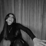 Melis Tüzüngüç Instagram - her duygunun sağından, solundan, kıyısından geçerek, ama en çok derine inerek, zaten anca derinde nefes alarak var olmayı seviyorum. bazen tam hizzadan, bazen yalpalayarak, mümkünse çok severek, çok sevilerek gidiyor yol. hep gönül almaktan bahsederler. gönlü teslim etmek de bi hüner. niyetlisiysen, her şeyin makulce mümkünleşebilir. sen öyle dedin ya, öyle olur o. yüreğine yayılmış herhangi bi acıya tekabül desi yok. bazen de ruhun hafif, gönlün kelebek. fazlasıyla, noksanıyla, apar topar da oluyor, usul usul da. olsun denen, hep oluyor; olsun.. o müzik sürekli dönüyor içerde. en azından benimki susmuyor. kimi zaman 'çok bağırıyor', kimi zaman sen duymuyorsun. kimi zaman yanlış tondan giriyorsun ama ritmi yakalıyorsun. kimi zaman köprü yıkılıyor, kimi zaman nakarat yetiyor. an'lar birikince ömür oluyor be işte. ne yaşanıyorsa, yaşansın diye ya zaten. güzel sözü, güzel bakışı, güzel anlaşmayı, güzel sevilmeyi şöyle kenara ayırdık. öyle olunca dibini sıyırıyorum, tabakta bırakmıyorum. hayatta tek bi lezzet var, ben onu ziyan etmiyorum. her iyinin kıymetini bildiğim, içime atmaya meylettirmeyen, ağladığımı da sevdiğimi de güldüğümü de doya doya yaşadığım bi yıl diliyorum. gerçek olsun, olur mu? olsun.. bana değen, yolu bana çıkacak her şey gerçek olsun. öylesine, ben dedim diye, yeri geldi diye olmasın. misafirim yoldayken çayı demlerim ben. kapıda karşılar, boynuna atlarım. sen şöyle şu taraftan içeri buyur yeni yıl. elin ister boş olsun, ister dolu; çamurlu ayaklarınla girme içeri, yeter. gel, hep gerçek kalalım. olur mu?