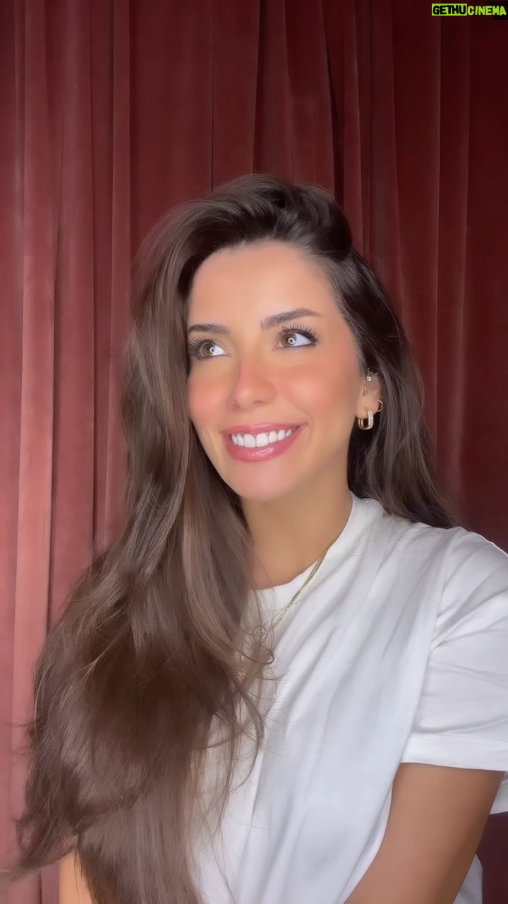 Melis Tüzüngüç Instagram - duştan önce gözüme iyice güzel gözüken saçlarımla çektiğim klip..