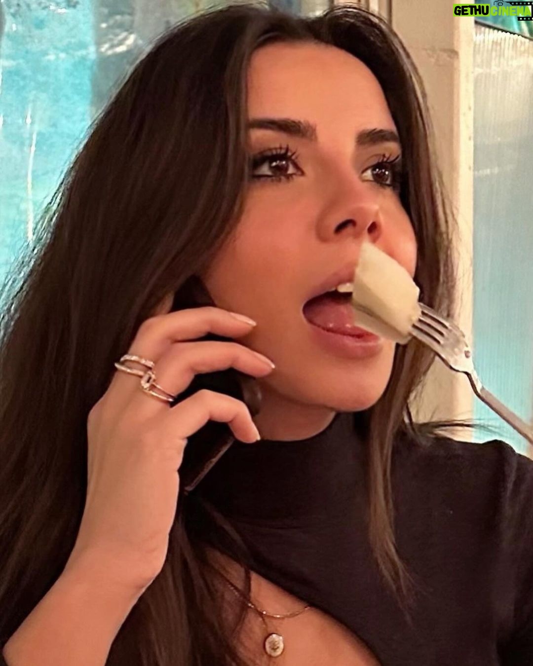 Melis Tüzüngüç Instagram - ama bana ne, kime ne, ben saracağım seni yine de❤️🔥
