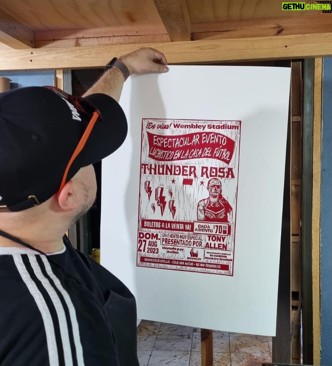 Melissa Cervantes Instagram - Muestra de Producción Gráfica Taller 10/10. Los esperamos este sábado 16 de diciembre en Taller 10/10. Tendré el placer de mostrar dos piezas: la primera es el segundo tiraje del 'Póster @thunderrosa22 en Londres', del cual un ejemplar del primer tiraje se encuentra en la Embajada de México en el Reino Unido. La segunda es una creación inspirada en mi videoarte 'Ominus Omen'. Agradezco todo el apoyo y conocimiento del @taller1010 y @inthegente Raúl Márquez en esta nueva disciplina. Encuéntrennos en M.M. del Llano 1010 Ote., Centro de Monterrey. Siéntanse libres de traer una bebida para compartir. #Taller1010 #ProduccionGrafica #TonyAllen #ArteMonterrey #Monterrey #Arte #grabado #etching
