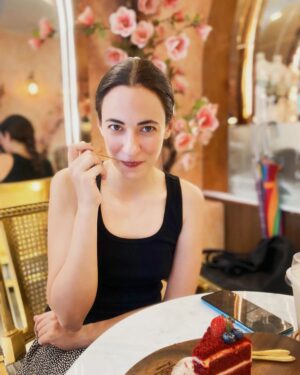 Melissanthi Mahut Instagram - "Being cheeky with cake"

Portrait in pixels 
By: @sophia_n_elena_cai