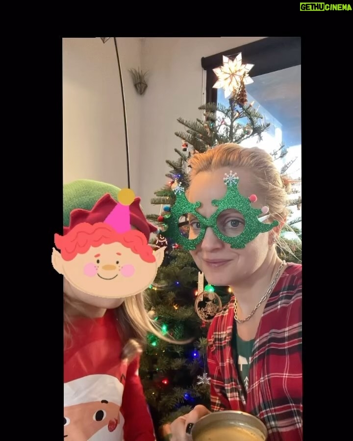 Mena Suvari Instagram - Merry Christmas ya filthy animal 🤶🏻✨